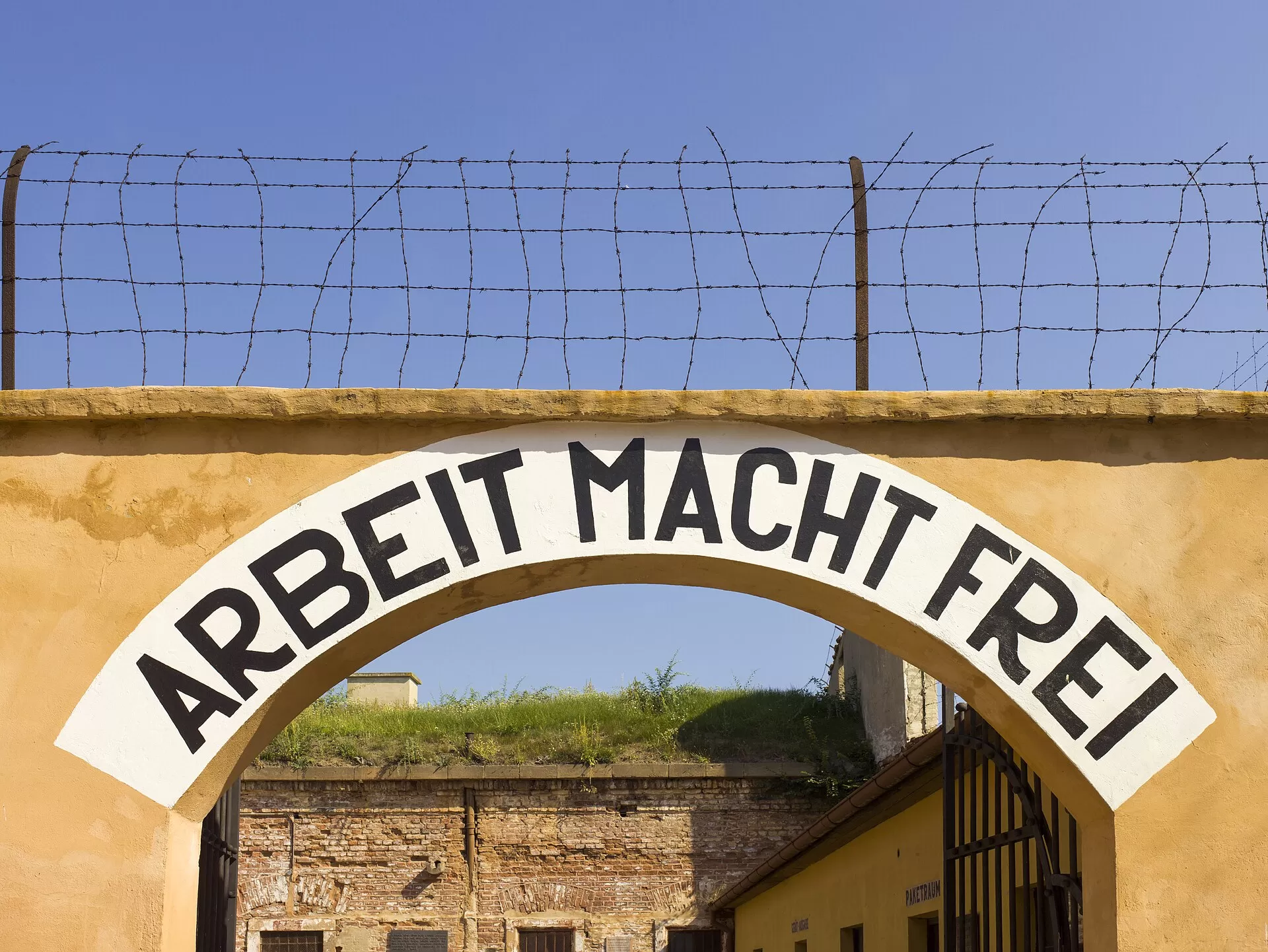 2013-Theresienstadt-Arbeit_Macht_Frei_%28detail%29.webp