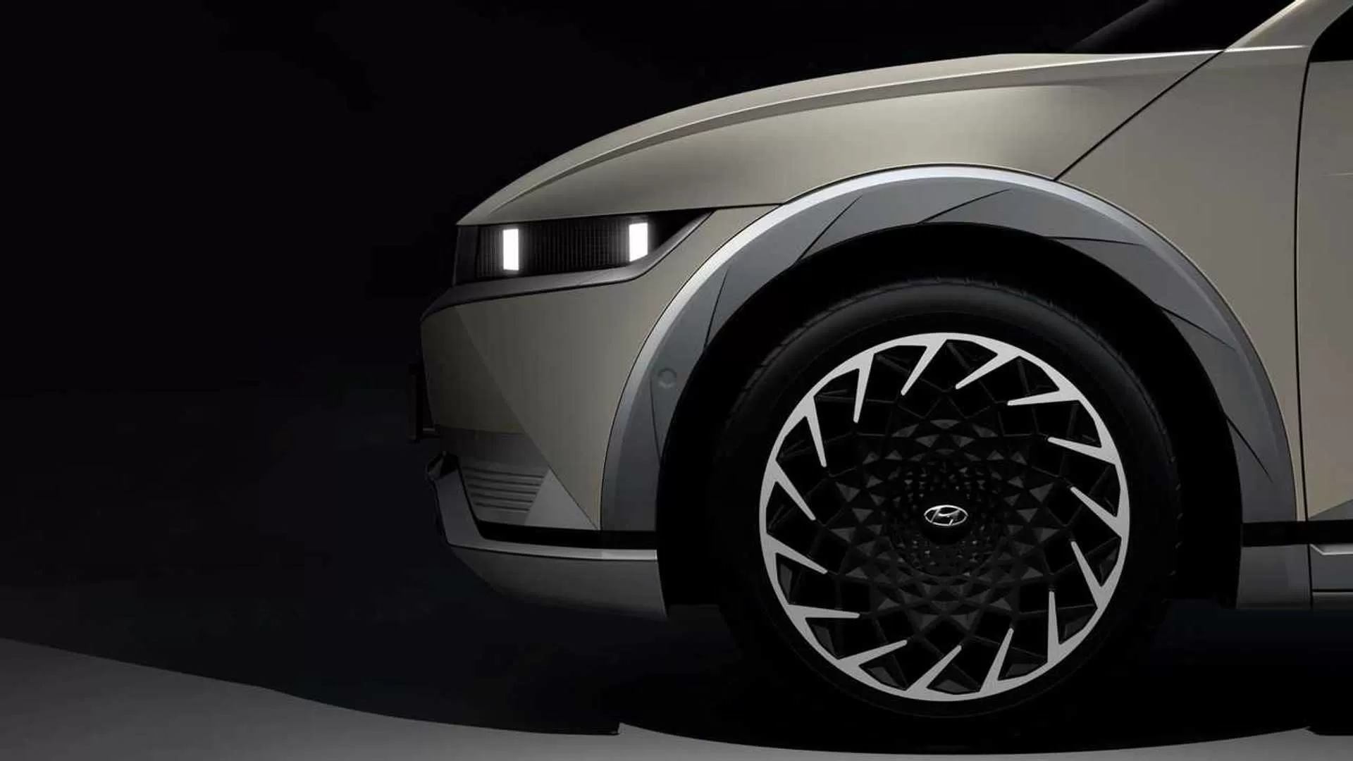 2022-hyundai-ioniq-5-teaser-wheel.webp