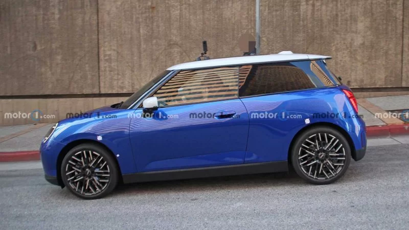 2024-mini-cooper-se-ev-side-view-spy-photo (1).webp