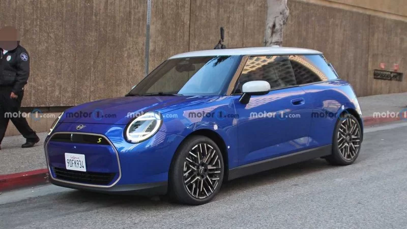 2024-mini-cooper-se-ev-side-view-spy-photo.webp