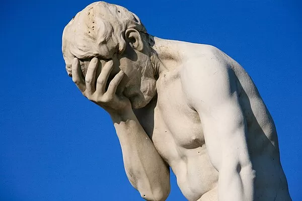 600px-Paris_Tuileries_Garden_Facepalm_statue.webp
