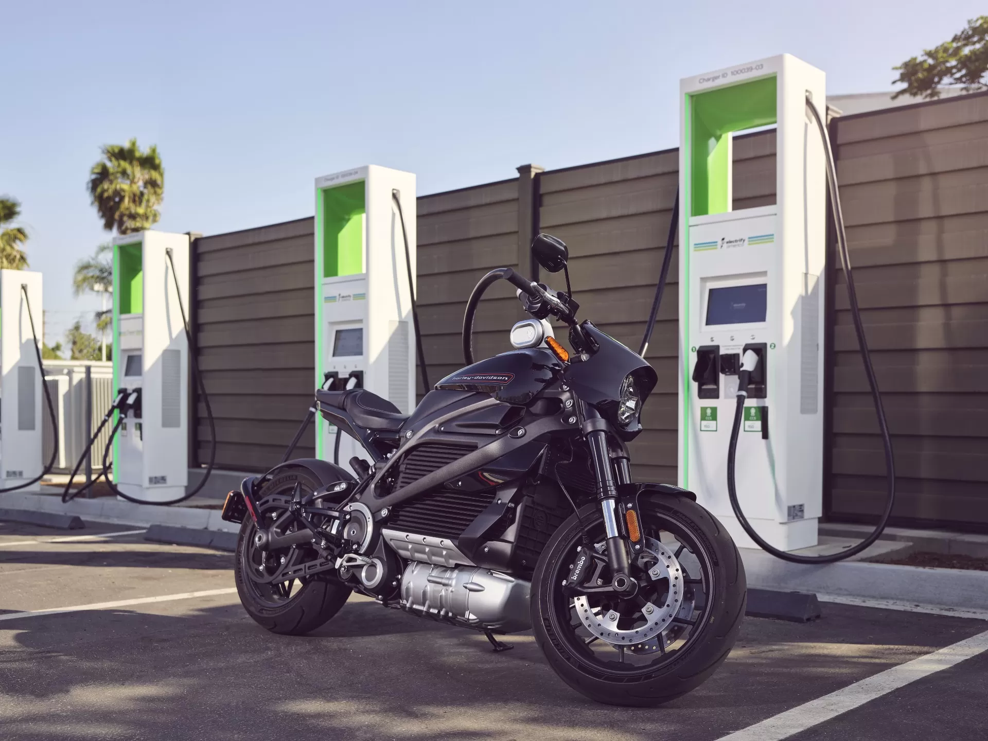 -at-electrify-america-charging-station_100708041_h.webp
