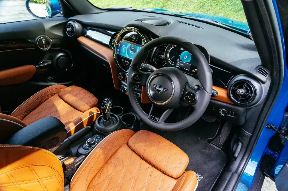 MINI-One-5-Door-cockpit.webp