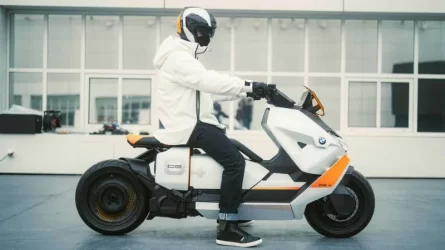 bmw-motorrad-definition-ce-04---parked.webp
