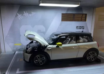 Mini SE Diorama.webp