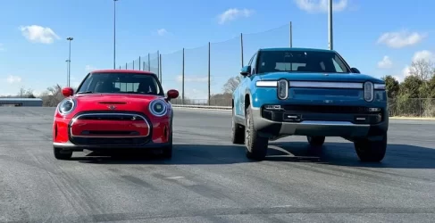 mini-cooper-se-vs-r1t-v0-kyd7uozwnd6a1-3086981544.webp