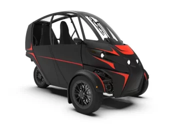 arcimoto-fuv-evergreen-black-red-doors.webp