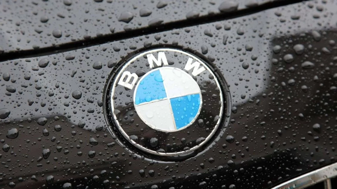 8937_The-BMW-logo-on-a-black-car-with-raindrops