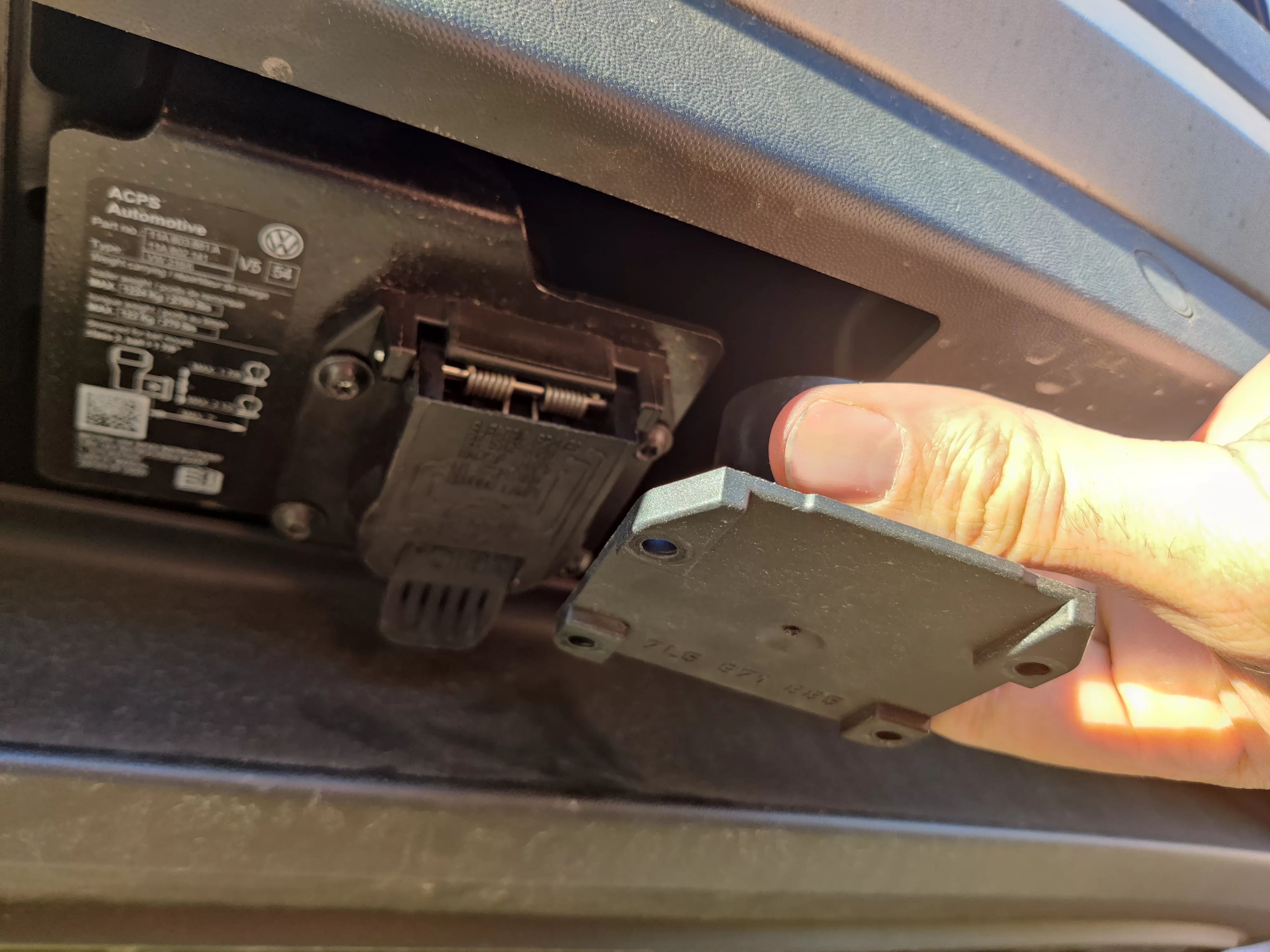 Installing trailer light socket