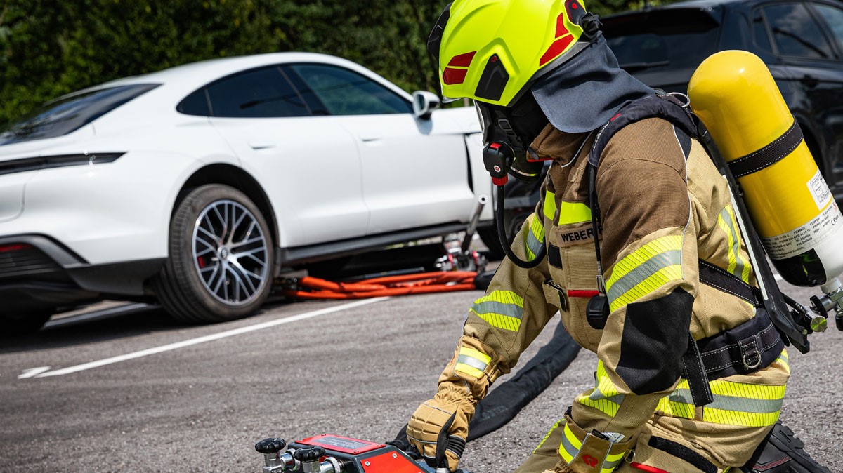 extincteur-batteries-vehicules-electriques-hd.jpg